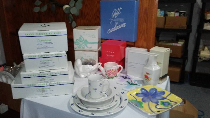 lot 846 image: Floral Themed Nos Vintage Avon.(17)