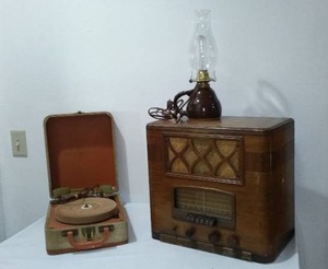 lot 868 image: Vintage Cornado Radio and Columbia Turntable, Lamp.