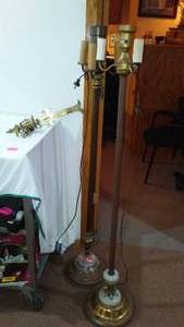 lot 872 image: Vintage Brass Wall Light and Floor Lamps (2)