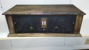 lot 880 image: Vintage Tube Radio