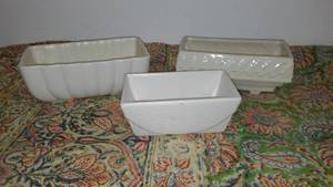 lot 916 image: Hull (2) And Haeger Vintage Pottery Planters.