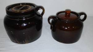 lot 944 image: Glazed Bean Pots (2)