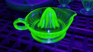 lot 961 image: Uranium Divided Glass Plates (4), Depression Glass Sherbert Cups (4) Juicer.