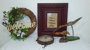 lot 953 image: Hanging Clock, wood dcor, Wreath, Framed art.