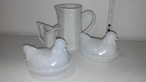 lot 951 image: Hazel Atlas Nesting Hen (2) and Pitchers.