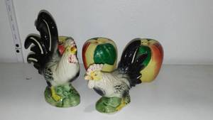 lot 950 image: Vintage Hull and Relco Ceramics.