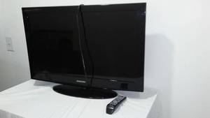 lot 634 image: Samsung 32 720p HD LCD Television with remote.