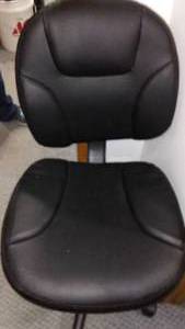 lot 657 image: Swivel 5 Caster Secretary Chair.