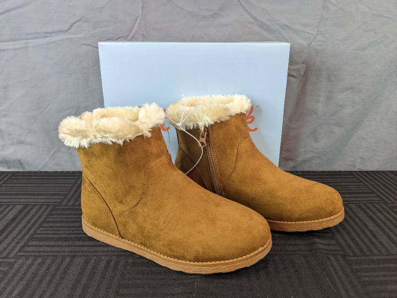lot 24G image: Cat & Jack Georgeina Boots Kids Size 5 Chestnut - Brand New