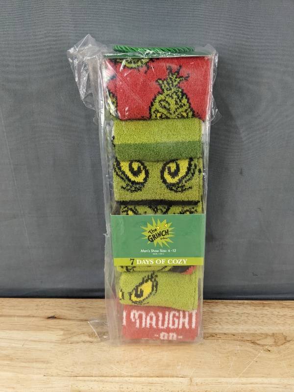 lot 55J image: 7 Brand New Pairs Cozy The Grinch Mens Socks - Size 6-12