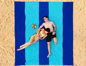 lot 161 image: Oversized Lightweight Beach Blanket with Carry Bag - Brand New