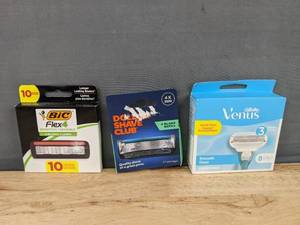 lot 162 image: 22 Razor Cartridges Bic, Dollar Shave Club, Venus - Brand New