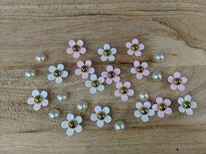 lot 193 image: 25 Flower Shoe Croc Charms, Pink and White - Brand New