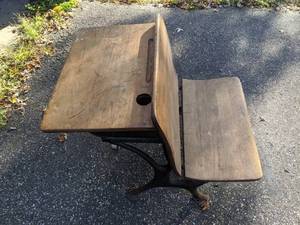 lot 431 image: Antique Wood and Cast Iron School Desk, 28.5H x 21.5W P