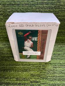 lot 72 image: 2001 Upper Deck Gold Glove Baseball Set (no SPs) #1-90