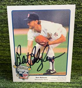 lot 69 image: Minnesota Twins Bert Blyleven Autograph
