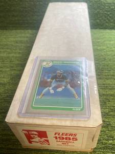 lot 216 image: 1985 Fleer MLB Complete Base Set