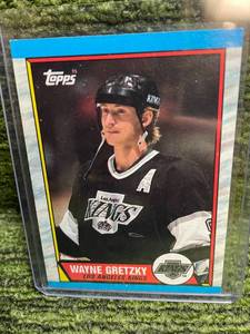 lot 287 image: 1989 Topps Wayne Gretzky Card