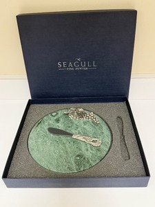 lot 44 image: PTRY - Seagull Fine Pewter Cheese Tray with Spreader in Gift Box