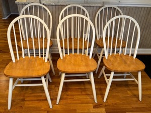lot 74 image: K - Set of 8 Windsor-Style Dining Chairs with White Spindles and Wood Seats