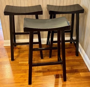 lot 81 image: K - Set of 3 Pottery Barn Black Saddle Bar Stools