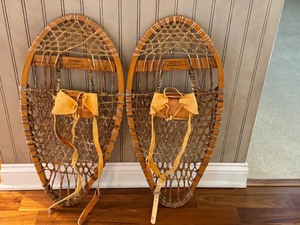 lot 82 image: K - Pair of Northwoods Brand Vintage Wooden Snowshoes 26 Inch Pre-Owned