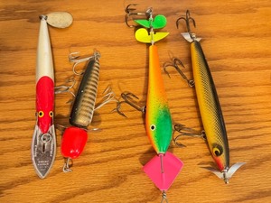 lot 224 image: LLO - Collection of 5 Musky Fishing Lures Including Rapala, Cowgirl, and Others