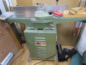 lot 4 image: Grizzly 6 Jointer