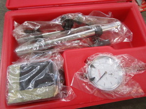 lot 62 image: Grizzly Magnetic Base, Dial Indicator