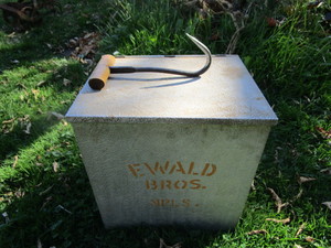lot 146 image: Vintage Aluminum Milk Cooler