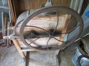 lot 152 image: Antique Lindsay Floor Corn Sheller