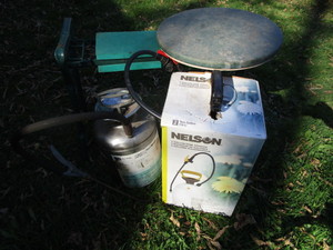 lot 174 image: Garden Sprayers, Kneelers