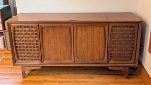 lot 32 image: UL - Vintage Mid Century RCA Victor Stereo Console with Turntable and Radio