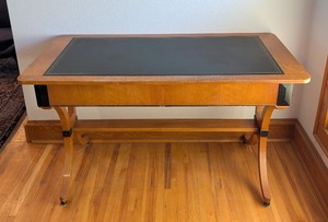 lot 40 image: UL - Bevan Funnell Reprodux Traditional English Writing Desk with Leather Inlay