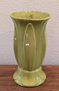 lot 149 image: UL - Vintage Green Ceramic Table Lamp Base 11in Tall Needs Repair