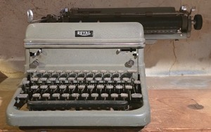 lot 252K image: LL - Vintage Royal Manual Typewriter with Touch Control