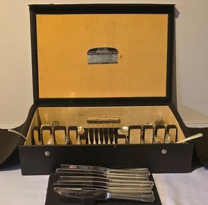 lot 262K image: LL - Avin Stainless Steel Flatware Set with Storage Case - 80 Pieces