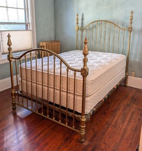 lot 7 image: ML - Full Size Brass Bed Frame with Headboard and Footboard