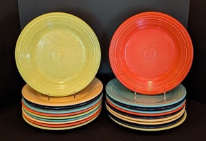 lot 113 image: K - Set of 20 Fiesta 10.5-Inch Dinner Plates Assorted Colors