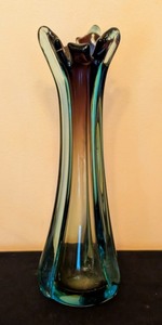 lot 126 image: ML - Vintage 12-Inch Slag Glass Art Style Vase with Flared Edge