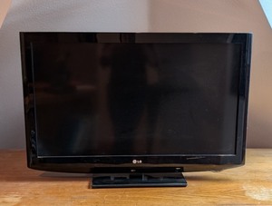 lot 205 image: UL - LG 37LD340H 37-Inch Flatscreen TV, No Remote