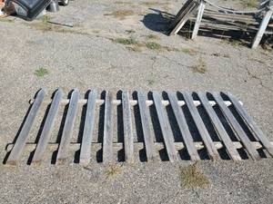 lot 25 image: Cool Wood Picket Fence Section