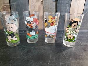 lot 46 image: Vintage Warner Brothers Looney Tunes Drinking Glasses