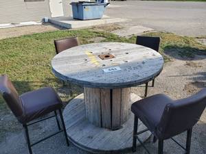 lot 51 image: Bar height Spool with 4 Bar Stools Great for the Patio