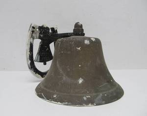 lot 9 image: Primitive Brass Dinner Bell with Horseshoe 