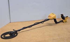lot 93 image: Nice Working GARRETT Ace 250 Metal Detector