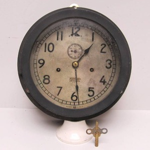 lot 68 image: Vintage 1920s-30s era Large Cast Iron FOXBORO Ships Clock wKey