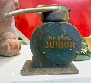 lot 73 image: Great Looking Antique De Laval JUNIOR Cream Separator