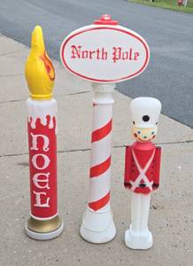 lot 151 image: Great Group of Working Vintage Christmas Blowmold Yard Decorations
