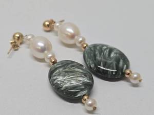 lot 165 image: 14K Gold wFreshwater Pearl & Seraphinite Earrings